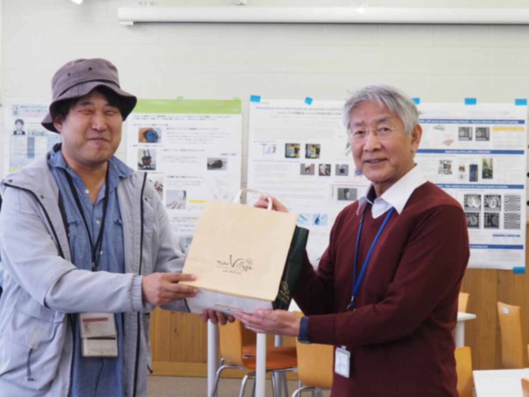 1位を受賞した石川喜久研究員と柴山中性子科学センター長